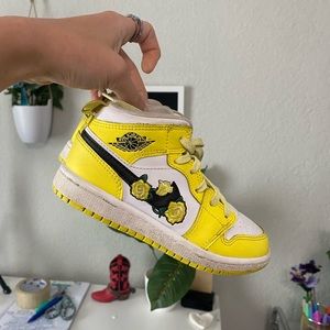 Jordan 1 mid dynamic yellow floral